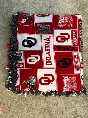 Oklahoma Sooners (OU) Fleece Tie-Blanket